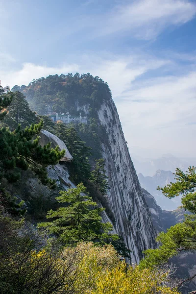 10月2019 華山の上に道教の古代寺院 陝西省で最も人気のある旅行先のピーク渓谷 翻訳は 南天の寺 — ストック写真