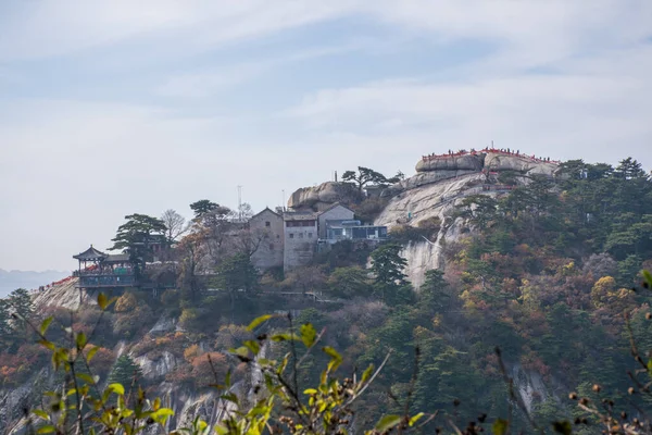 10月2019 華山の上に道教の古代寺院 陝西省で最も人気のある旅行先のピーク渓谷 翻訳は 南天の寺 — ストック写真