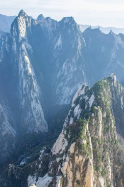 Huashan Dağı 'ndaki taş tepenin güzel hava manzarası. Shaanxi 'deki en popüler tatil beldelerinin zirvesi.