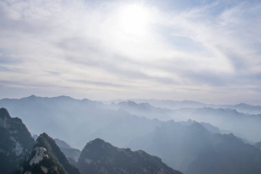 Huashan Dağı 'ndaki taş tepenin güzel hava manzarası. Shaanxi 'deki en popüler tatil beldelerinin zirvesi.