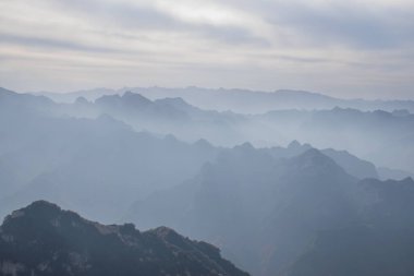 Huashan Dağı 'ndaki taş tepenin güzel hava manzarası. Shaanxi 'deki en popüler tatil beldelerinin zirvesi.