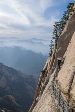 Huashan Dağı 'ndaki taş tepenin güzel hava manzarası. Shaanxi 'deki en popüler tatil beldelerinin zirvesi.