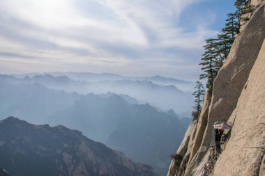 Huashan Dağı 'ndaki taş tepenin güzel hava manzarası. Shaanxi 'deki en popüler tatil beldelerinin zirvesi.