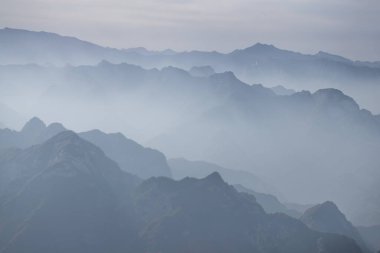 Huashan Dağı 'ndaki taş tepenin güzel hava manzarası. Shaanxi 'deki en popüler tatil beldelerinin zirvesi.