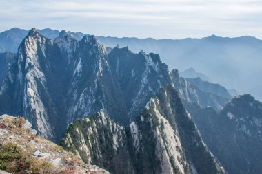 Huashan Dağı 'ndaki taş tepenin güzel hava manzarası. Shaanxi 'deki en popüler tatil beldelerinin zirvesi.