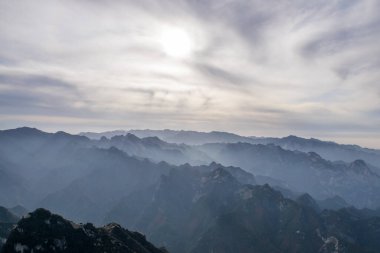Huashan Dağı 'ndaki taş tepenin güzel hava manzarası. Shaanxi 'deki en popüler tatil beldelerinin zirvesi.