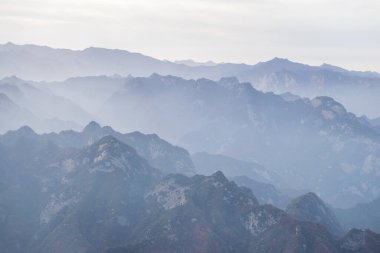 Huashan Dağı 'ndaki taş tepenin güzel hava manzarası. Shaanxi 'deki en popüler tatil beldelerinin zirvesi.