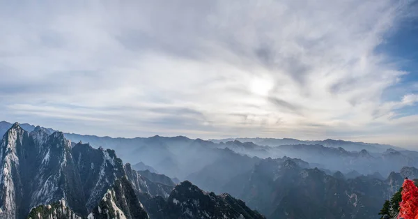 Huashan Dağı 'ndaki taş tepenin güzel hava manzarası. Shaanxi 'deki en popüler tatil beldelerinin zirvesi.