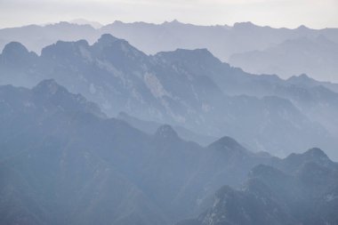 Huashan Dağı 'ndaki taş tepenin güzel hava manzarası. Shaanxi 'deki en popüler tatil beldelerinin zirvesi.
