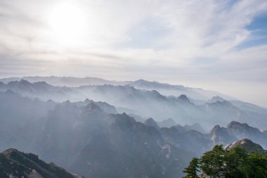 Huashan Dağı 'ndaki taş tepenin güzel hava manzarası. Shaanxi 'deki en popüler tatil beldelerinin zirvesi.