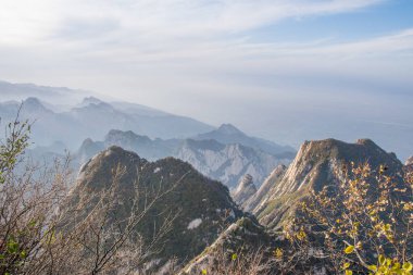 Huashan Dağı 'ndaki taş tepenin güzel hava manzarası. Shaanxi 'deki en popüler tatil beldelerinin zirvesi.