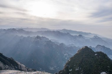 Huashan Dağı 'ndaki taş tepenin güzel hava manzarası. Shaanxi 'deki en popüler tatil beldelerinin zirvesi.
