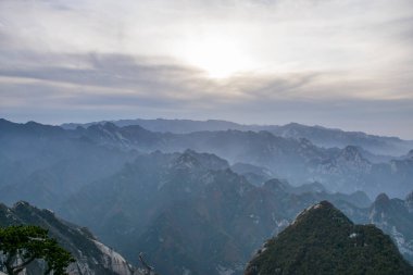 Huashan Dağı 'ndaki taş tepenin güzel hava manzarası. Shaanxi 'deki en popüler tatil beldelerinin zirvesi.