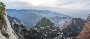 Huashan Dağı 'ndaki taş tepenin güzel hava manzarası. Shaanxi 'deki en popüler tatil beldelerinin zirvesi.