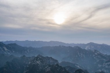 Huashan Dağı 'ndaki taş tepenin güzel hava manzarası. Shaanxi 'deki en popüler tatil beldelerinin zirvesi.