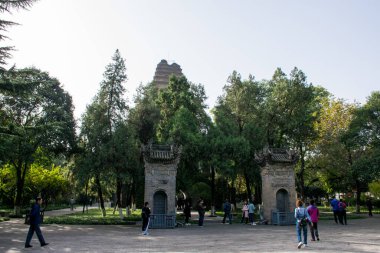 Xian, Çin - Ekim 2019: Shaanxi ilindeki Small Wild Goose Pagoda yakınlarındaki bahçede turistler.