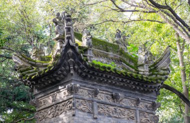 Xi 'an, Shaanxi, Çin' deki Small Wild Goose Pagoda çevresindeki bahçe..