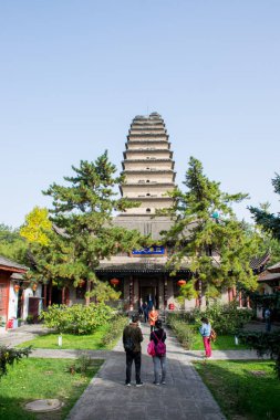 Xian, Çin - Ekim 2019: Shaanxi ilindeki Small Wild Goose Pagoda yakınlarındaki bahçede turistler.