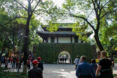 Xian, Çin - Ekim 2019: Shaanxi ilindeki Small Wild Goose Pagoda yakınlarındaki bahçede turistler.
