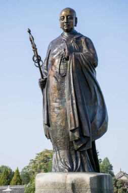 Xian, Çin - Ekim 2019 Shaanxi ilindeki Dev Yaban Kaz Pagoda meydanında Tang Hanedanının ünlü keşişi Xuanzang 'ın heykeli