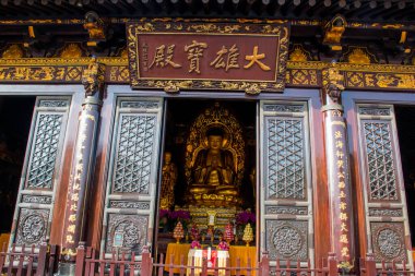 Lord Buddha 'nın altın heykeli Xi' an, Shaanxi vilayeti, Çin 'deki Dev Vahşi Kaz Pagoda tapınağında.