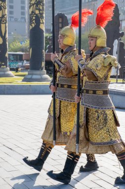 Xian, Çin - Ekim 2019: Geleneksel kostümlü bir grup Shaanxi vilayetinin etrafındaki Xian Şehir Duvarı önünde