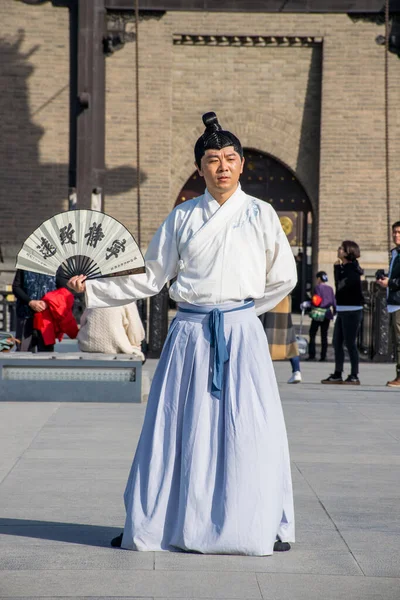 Xian China Octubre 2019 Grupo Personas Con Trajes Tradicionales Frente —  Fotos de Stock