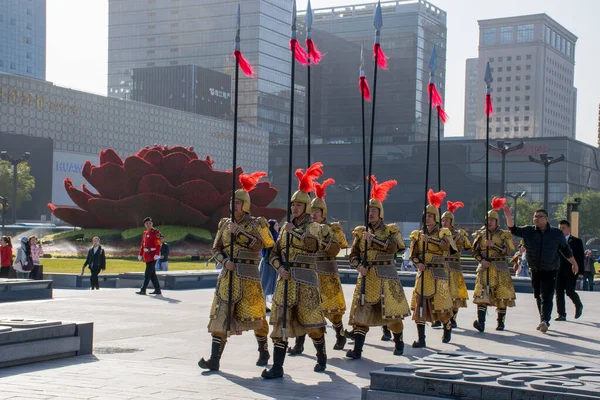 中国西安 2019年10月 一群身着传统服装的人在陕西古镇附近的西安城墙前 — 图库照片