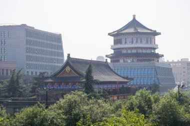 Xian, Çin - Ekim 2019 Xian City Wall 'daki aşk hikayesi. Gündüz turu antik kasabayı geziyor. Shaanxi Bölgesi.
