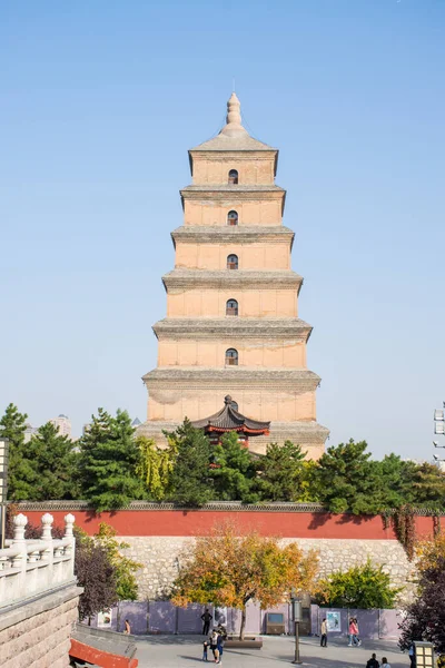 Xian Kina Oktober 2019 Turister Nära Giant Wild Goose Pagoda — Stockfoto