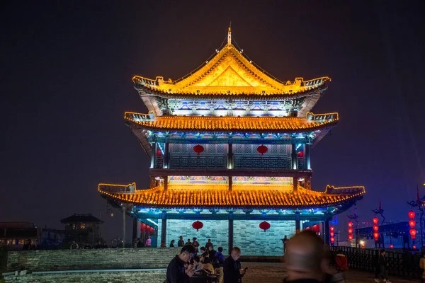 古代の町の周り西安市壁の夜のツアー 中国陝西省 — ストック写真