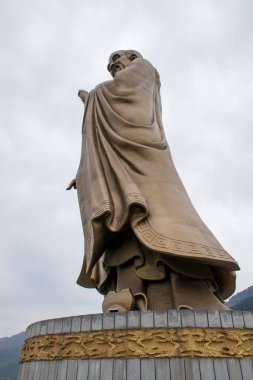 Louguantai, Çin - Ekim 2019: Xian yakınlarındaki Louguantai Tapınağı yakınlarında Lao Tzu heykeli. Geleneklere göre Tao Te Ching 'i Lao Tze bestelemiş.