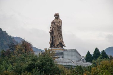Louguantai, Çin - Ekim 2019: Xian yakınlarındaki Louguantai Tapınağı yakınlarında Lao Tzu heykeli. Geleneklere göre Tao Te Ching 'i Lao Tze bestelemiş.