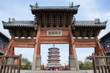 Bulutlu arka planda geleneksel pagoda manzarası, Çin