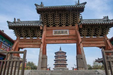Bulutlu arka planda geleneksel pagoda manzarası, Çin