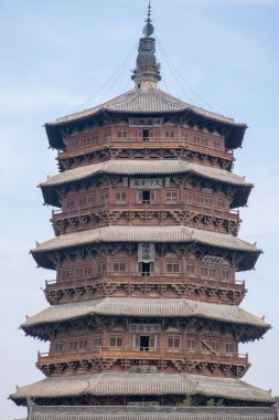 Bulutlu arka planda geleneksel pagoda manzarası, Çin