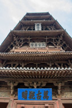 Bulutlu arka planda geleneksel pagoda manzarası, Çin