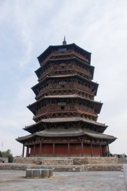 Bulutlu arka planda geleneksel pagoda manzarası, Çin