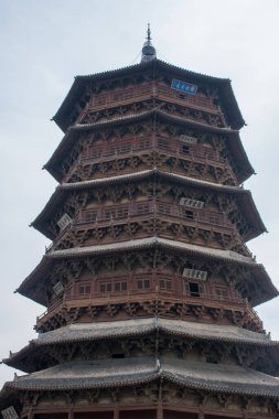 Bulutlu arka planda geleneksel pagoda manzarası, Çin