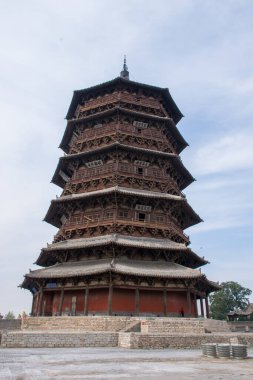 Bulutlu arka planda geleneksel pagoda manzarası, Çin