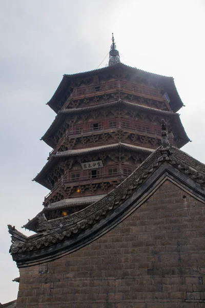 Bulutlu arka planda geleneksel pagoda manzarası, Çin