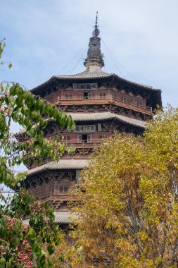 Bulutlu arka planda geleneksel pagoda manzarası, Çin
