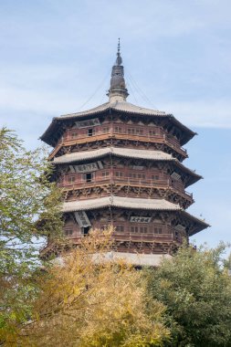 Bulutlu arka planda geleneksel pagoda manzarası, Çin