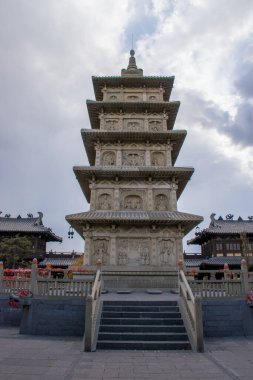 Bulutlu arka planda geleneksel pagoda manzarası, Çin