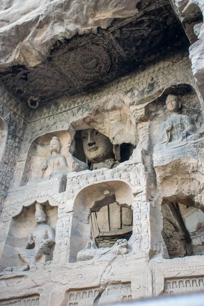 Buda Heykellerinin Dağlarda Açık Havada Din Konseptinde Tibet Kapatılması — Stok fotoğraf