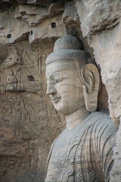 西藏室外高山佛像近景 宗教观念 — 图库照片