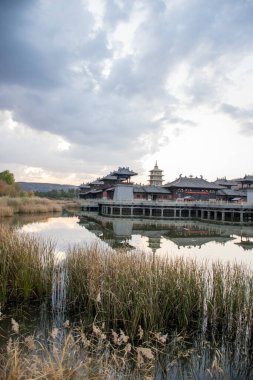 Geleneksel Çin mimarisinin gündüz görüşü, seyahat kavramı   