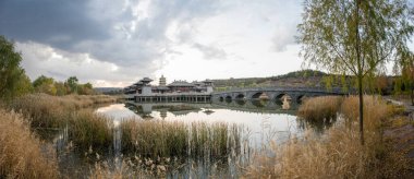 Geleneksel Çin mimarisinin gündüz görüşü, seyahat kavramı   