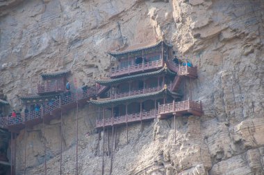 Hunyuan, Çin - Ekim 2019: Shanxi ilinin Datong kenti yakınlarındaki Taoist manastırda yürüyen turistler.