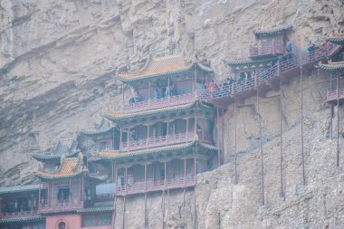 Hunyuan, Çin - Ekim 2019: Shanxi ilinin Datong kenti yakınlarındaki Taoist manastırda yürüyen turistler.